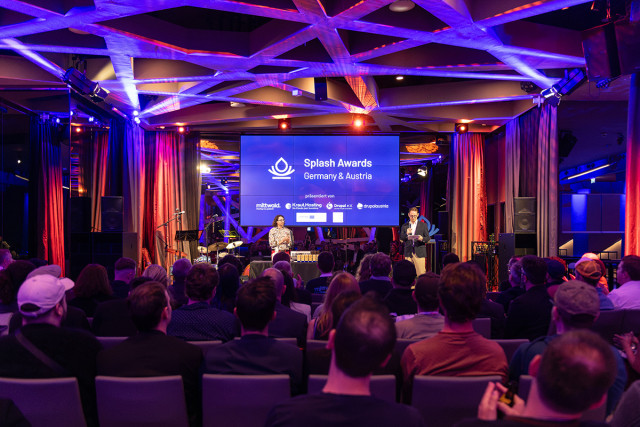 Splash Awards Awardzeremonie im Palais Wertheim in Wien, Blick von hinten über die Zuschauer*innen Richtung Bühne.