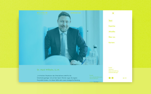 Mockup der Ansicht der Website von Wilhelm Rechtsanwälte auf einem Desktop Displays.
