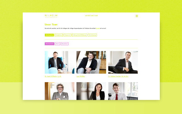 Mockup der Ansicht der Website von Wilhelm Rechtsanwälte auf einem Desktop Displays.